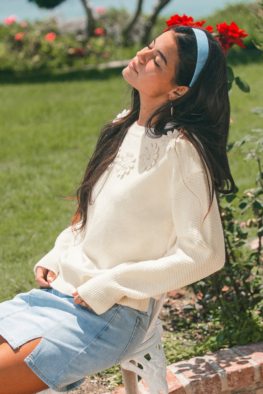 Beiger Langarmpullover mit 3D-Blumen