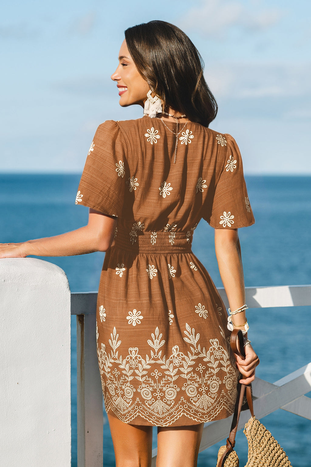 Braun geblümtes Mini-Strandkleid mit tiefem Ausschnitt