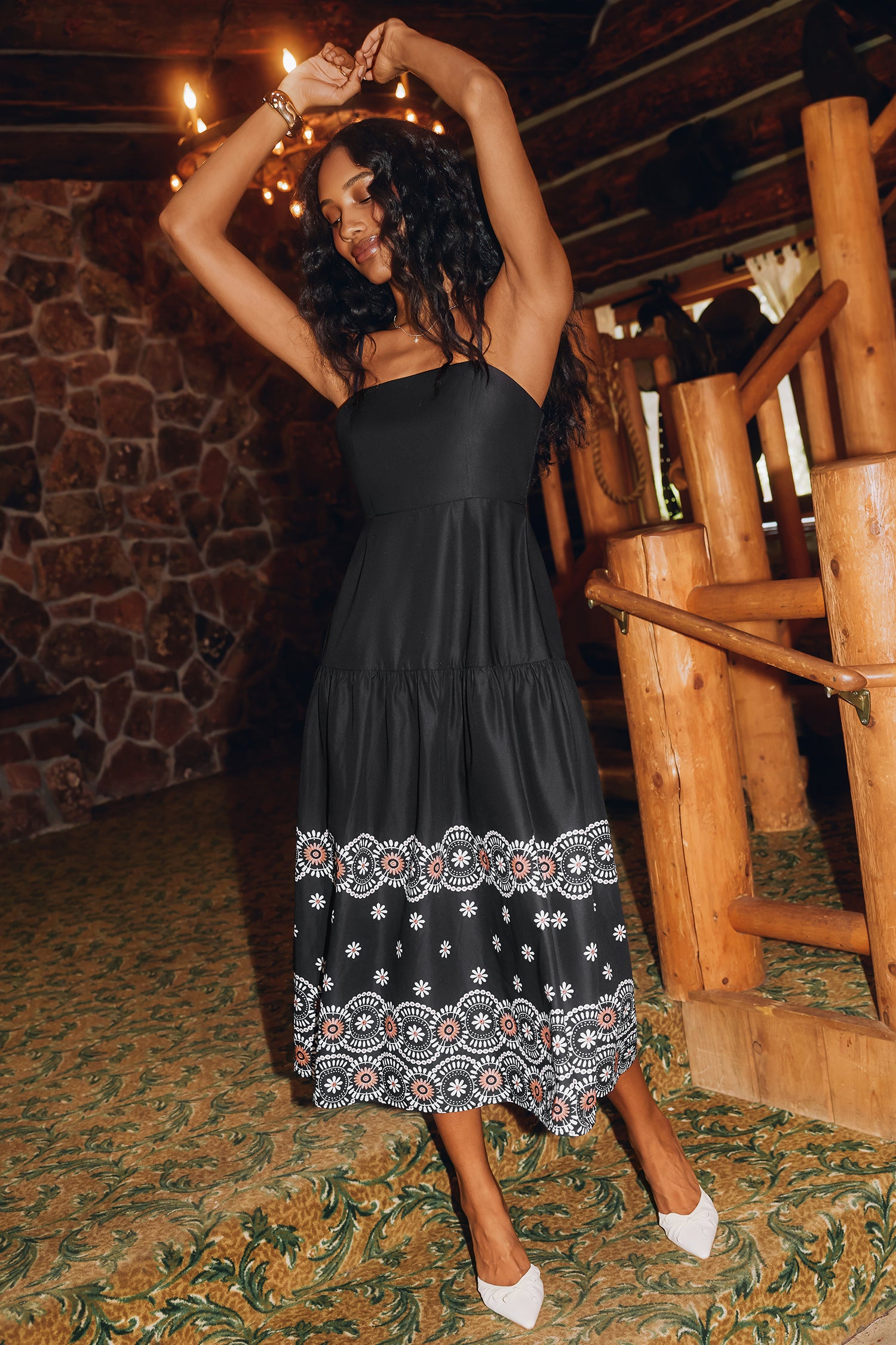 Schwarzes elegantes Maxikleid mit eckigem Ausschnitt
