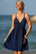 Blaues Mini-Strandkleid mit tiefem Ausschnitt und Spitzenbesatz