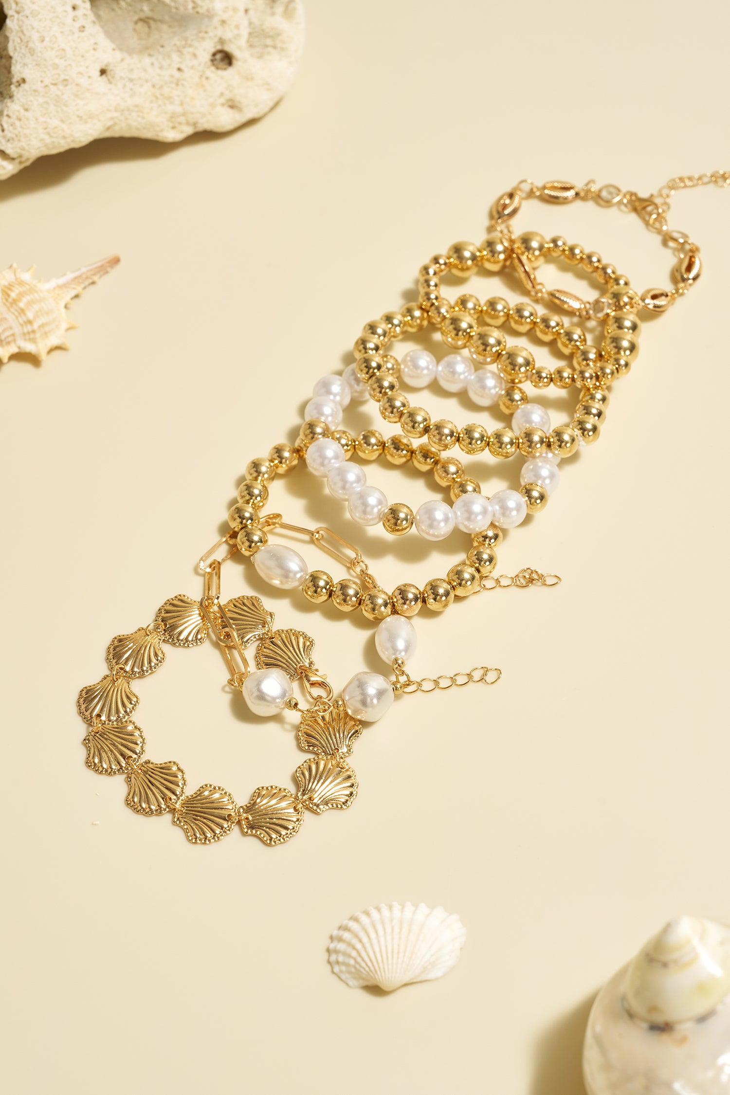 Set aus goldenen Armbändern