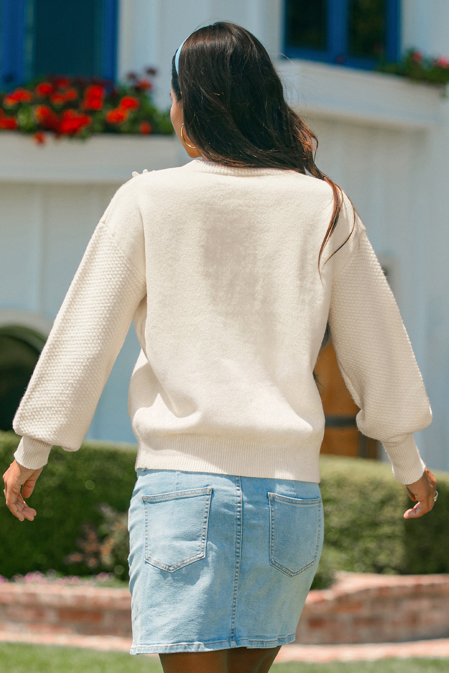 Beiger Langarmpullover mit 3D-Blumen