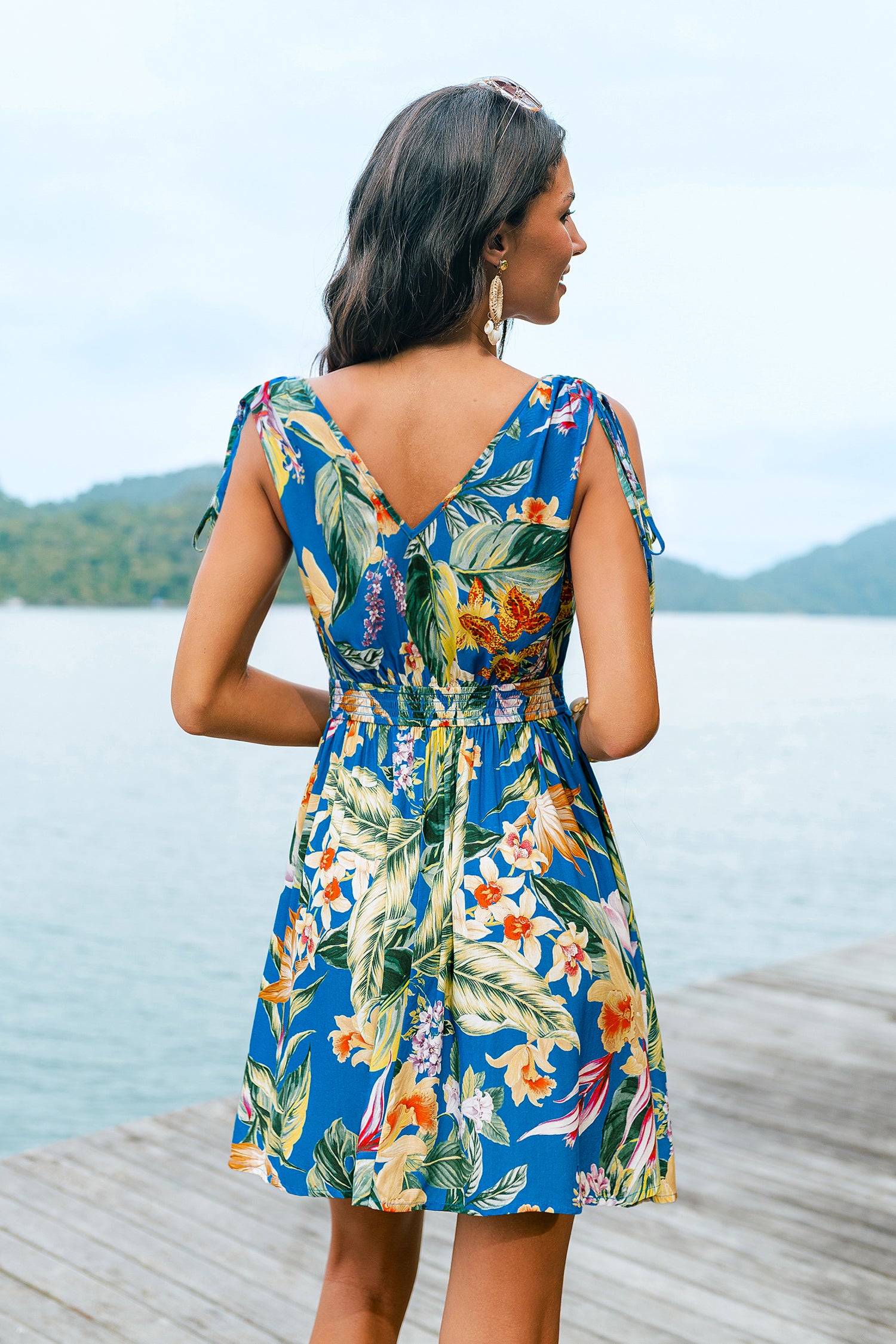 Blau tropisches Min-Strandkleid mit V-Ausschnitt