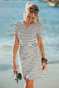 Gestreiftes Minikleid mit Taillenband
