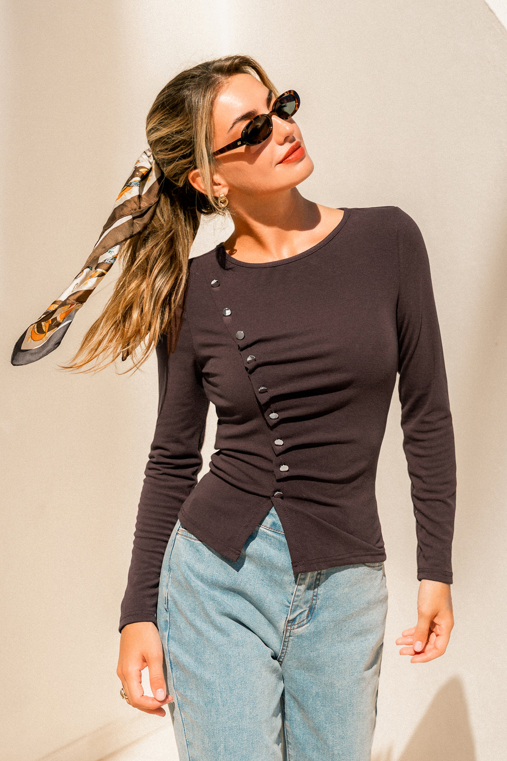 Braunes Langarmshirt mit Knopfdetail