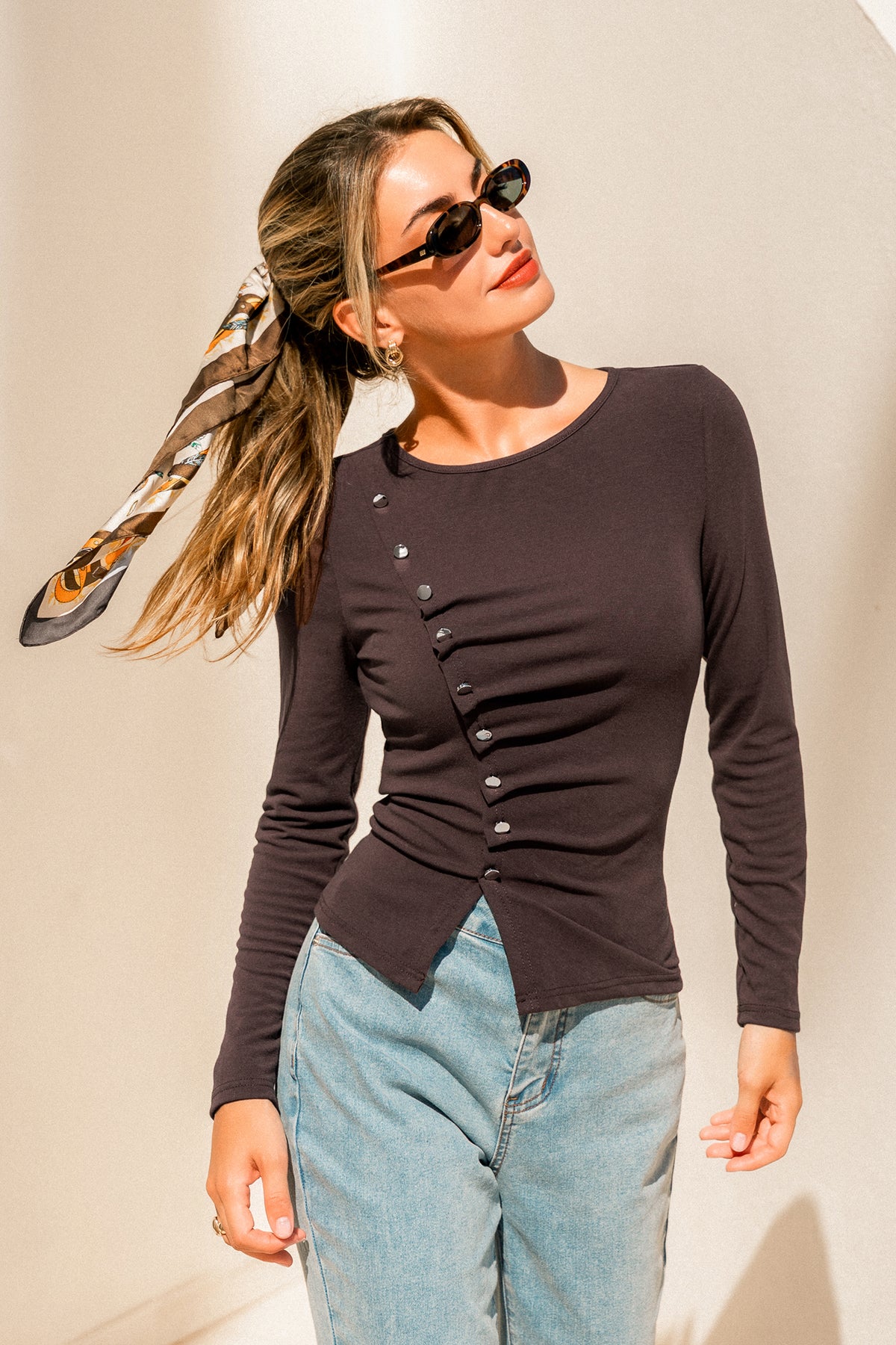 Braunes Langarmshirt mit Knopfdetail