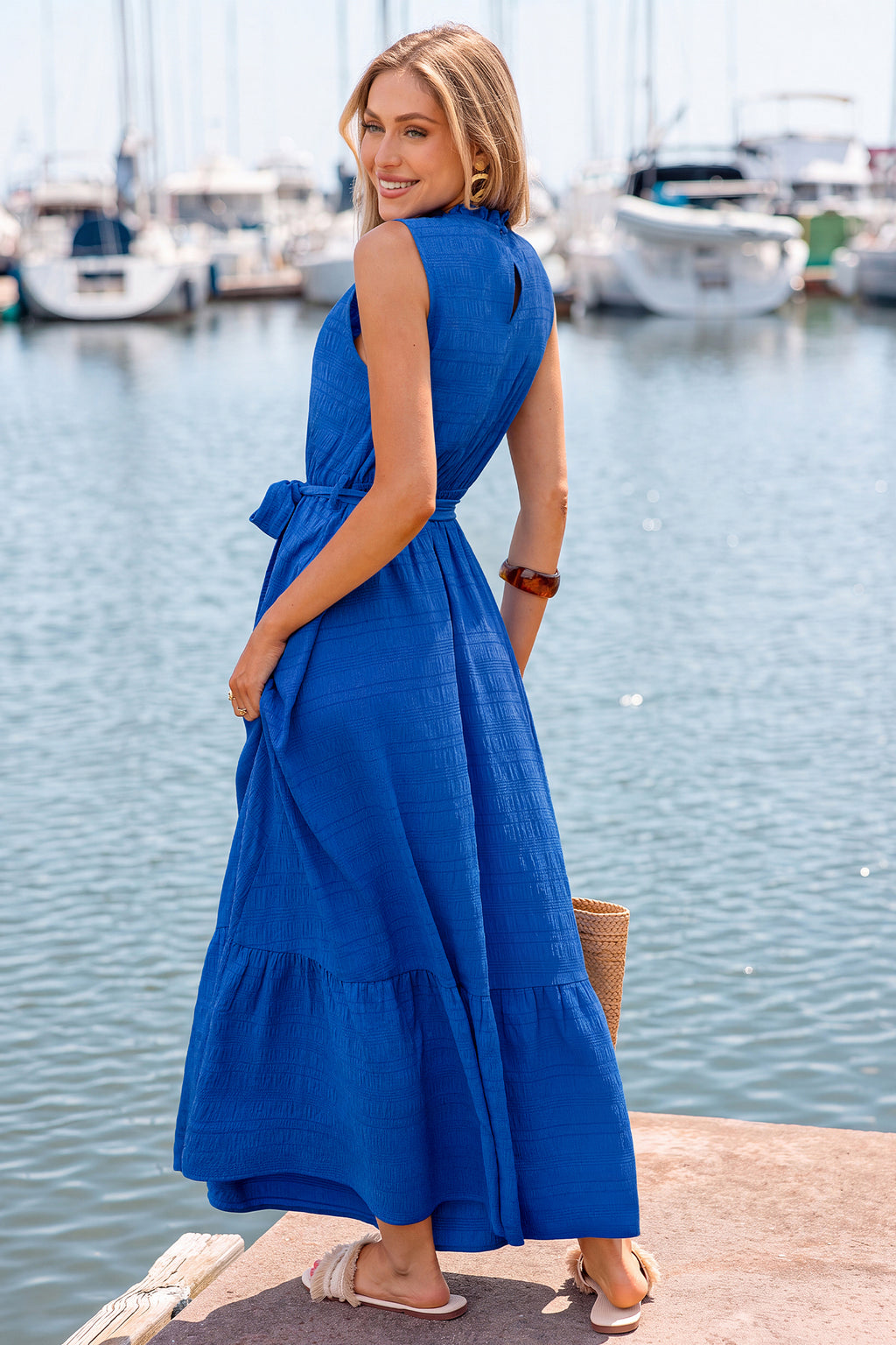 Blaues Maxikleid mit hohem Ausschnitt und Taillengürtel