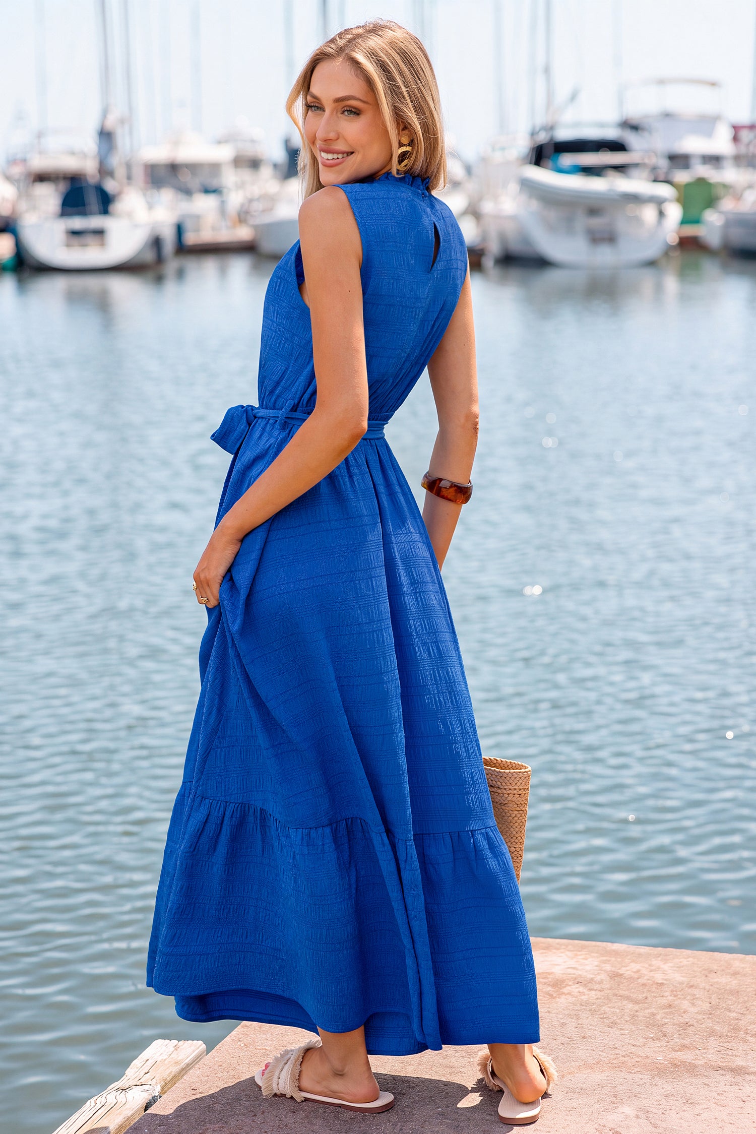 Blaues Maxikleid mit hohem Ausschnitt und Taillengürtel
