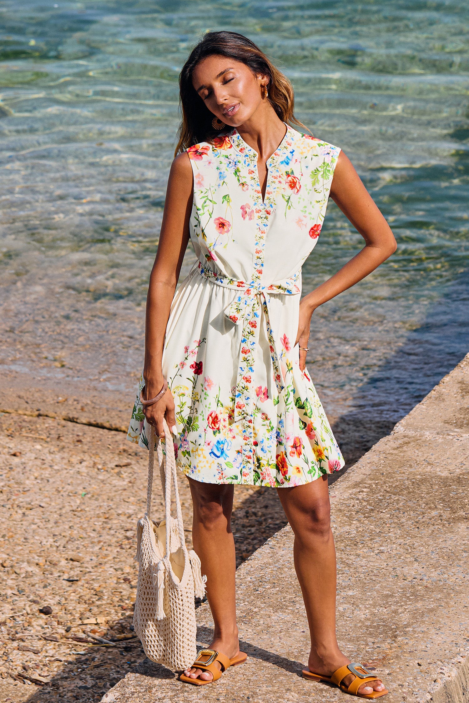 Geblümtes Mini-Hemdblusenkleid mit Taillenband