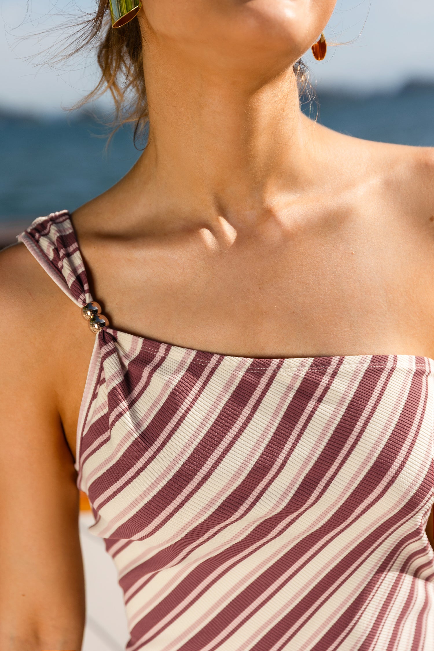 Rot Gestreiftes Mini-Cocktailkleid mit asymmetrischem Ausschnitt