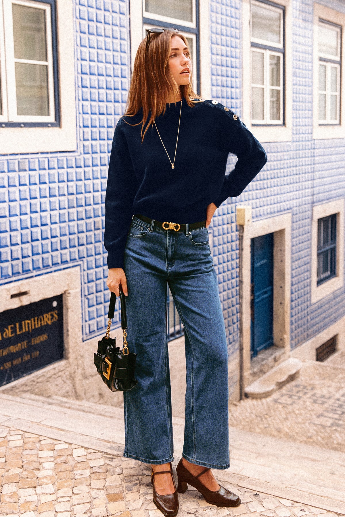 Blauer Langarmpullover mit hohem Ausschnitt