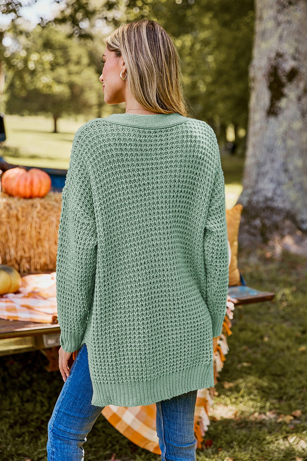 Grüner Langarmpullover mit V-Ausschnitt