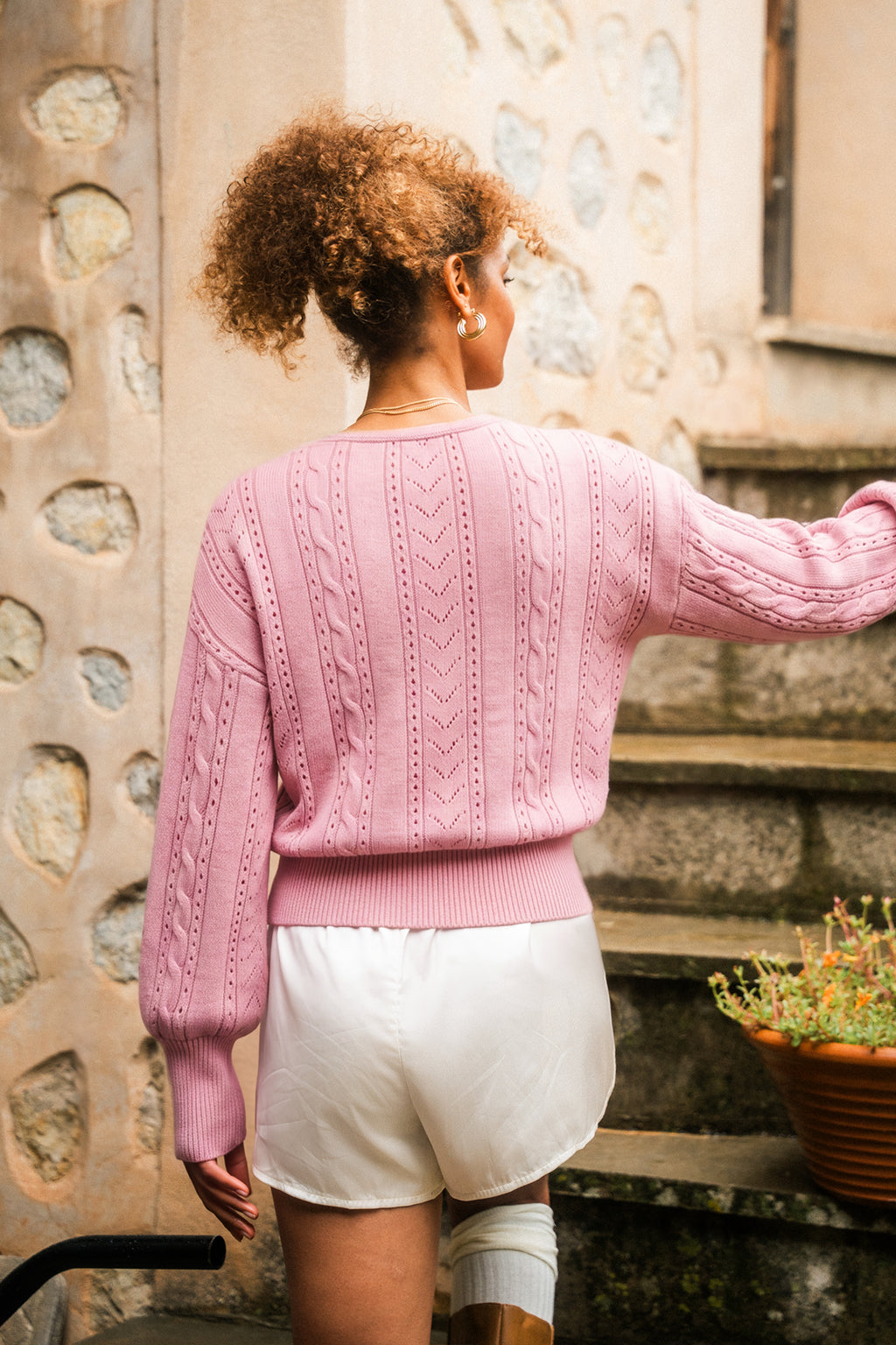 Rosa Langarmpullover in Wickeloptik