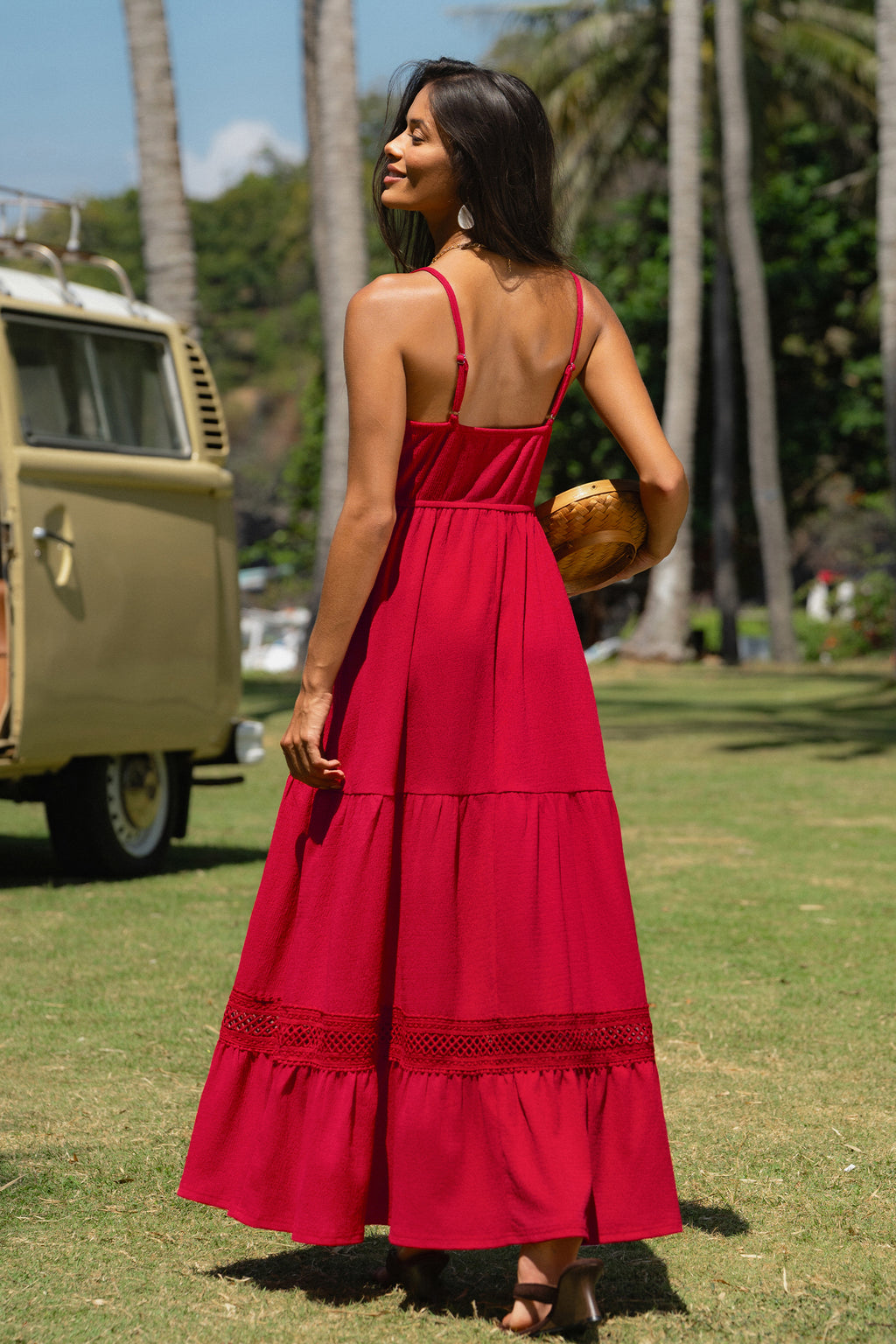 Rotes Maxikleid mit V-Ausschnitt