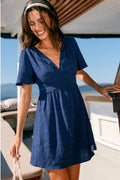 Blaues Kurzarm Mini-Sommerkleid mit V-Ausschnitt