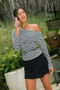 Gestreiftes Langarmshirt mit asymmetrischem Ausschnitt