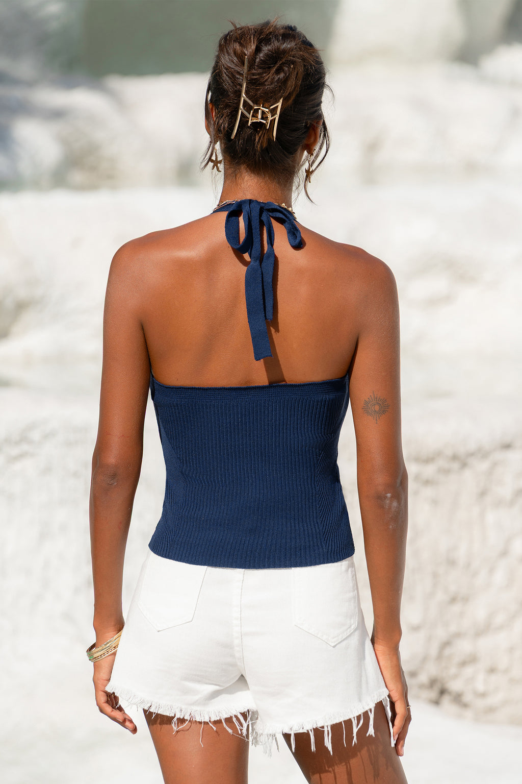 Blaues Stricktop mit V-Ausschnitt