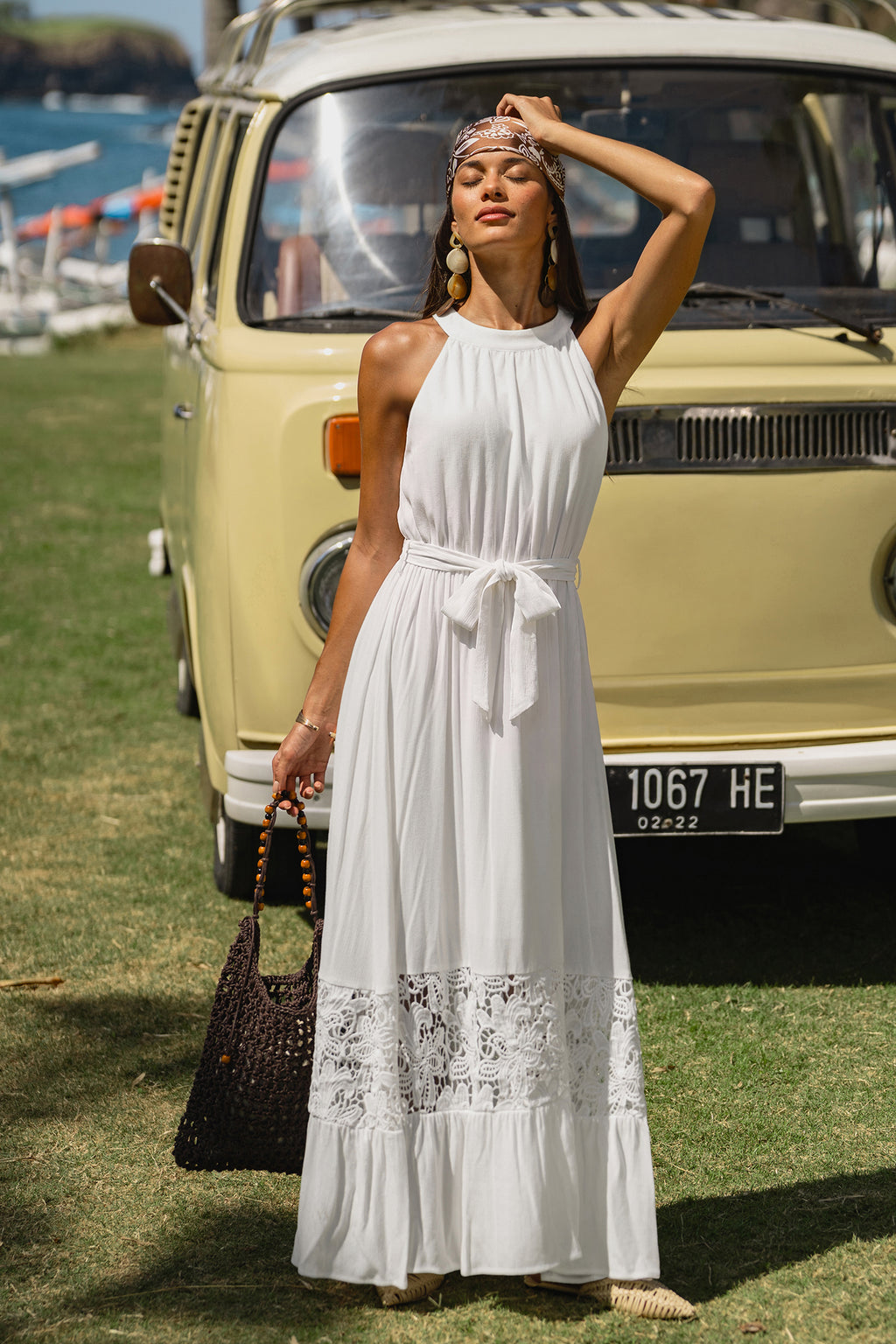 Weißes Maxi-Strandkleid mit Rundhalsausschnitt und Spitzenbesatz