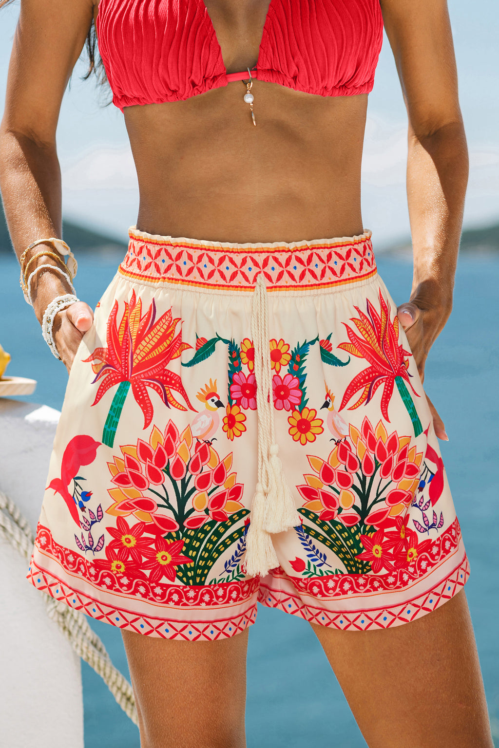 Tropische Shorts mit Gummizug-Bund und Fransendetails