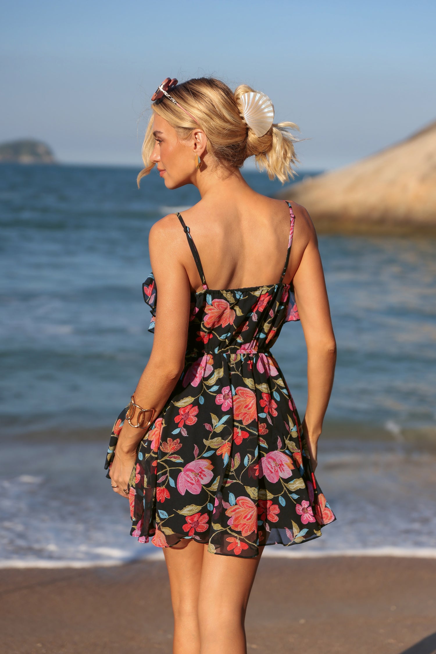 Geblümtes luftiges Mini-Strandkleid
