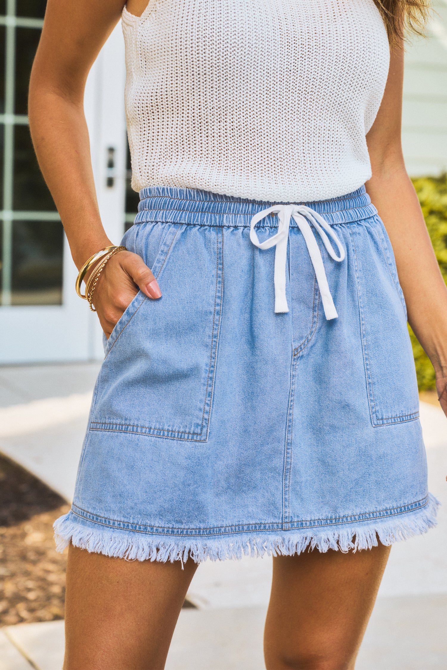 Blauer Mini-Jeansrock mit Gummizugbund und Tasche