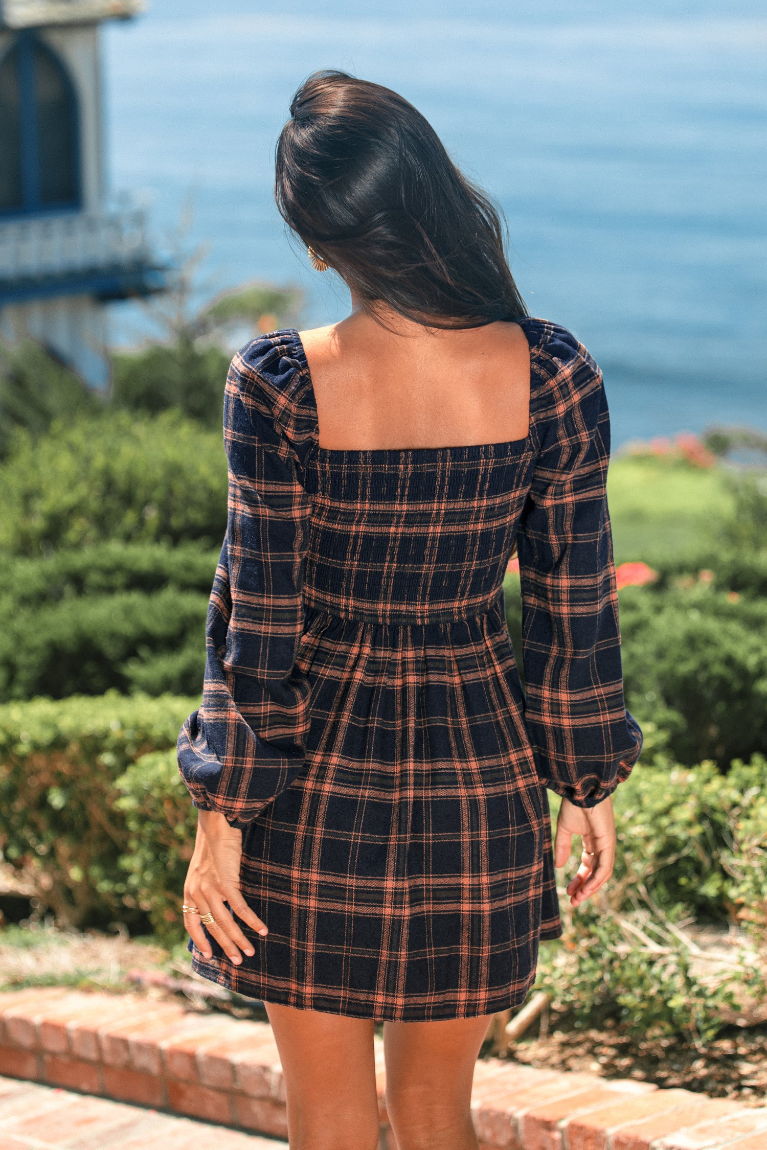 Kariertes Langarm-Minikleid mit U-Ausschnitt