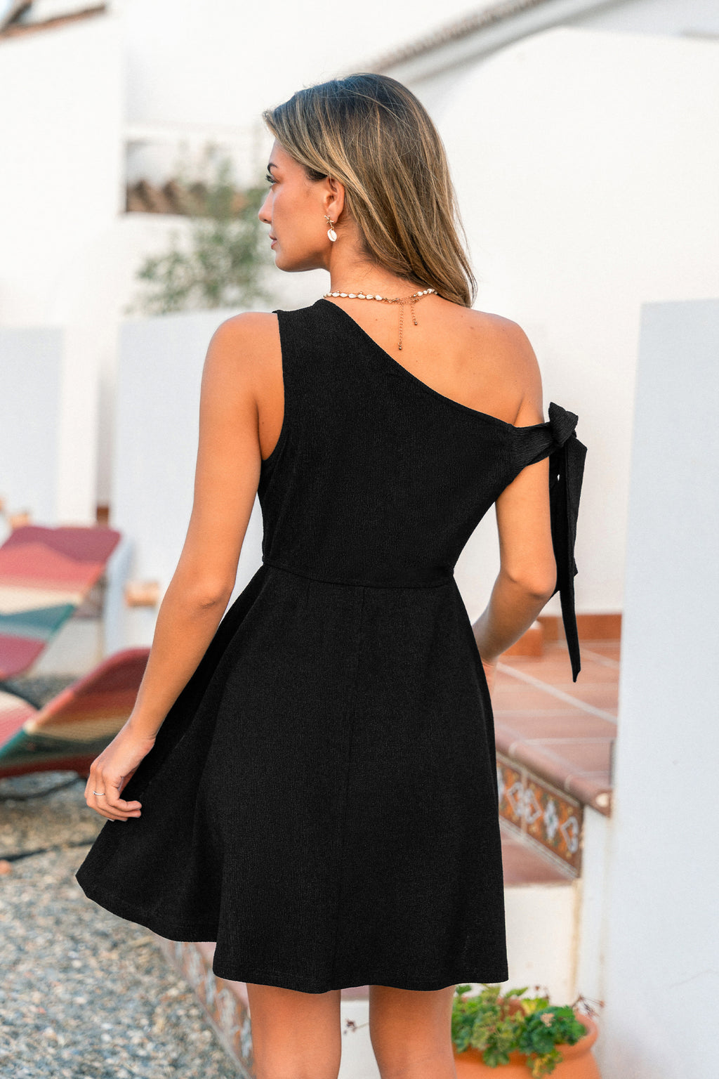 Schwarzes elegantes Minikleid mit asymmetrischem Ausschnitt
