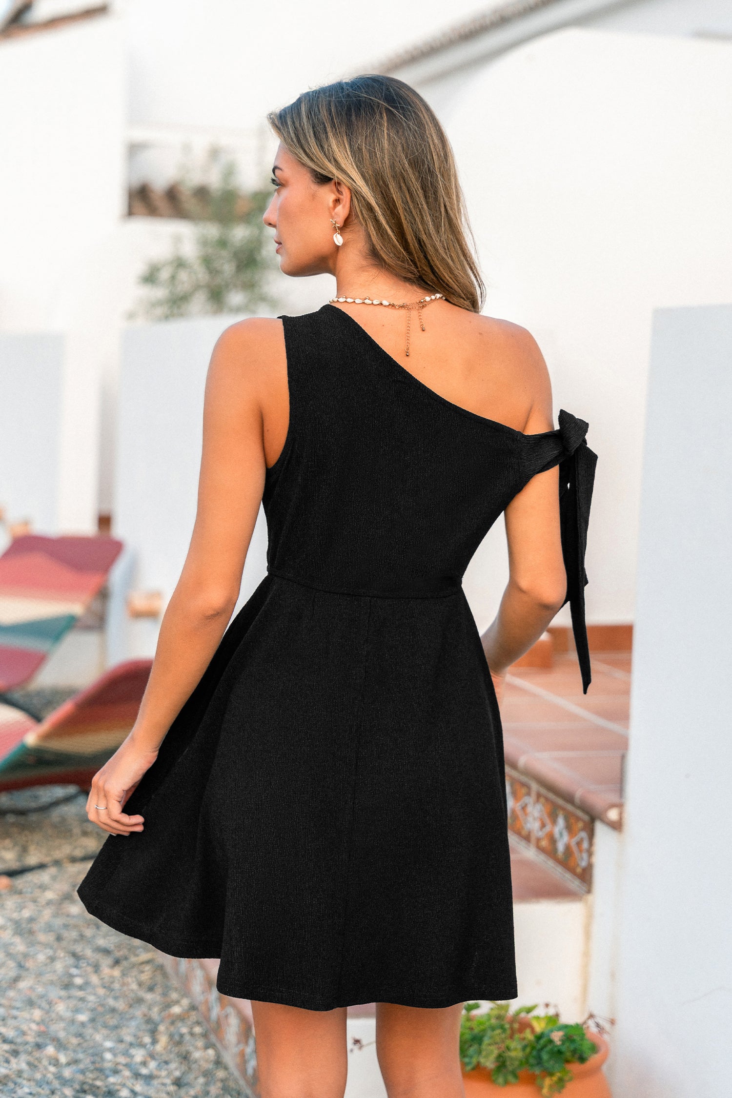 Schwarzes elegantes Minikleid mit asymmetrischem Ausschnitt