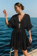 Schwarzes Mini-Strandkleid mit tiefem Ausschnitt und Spitze