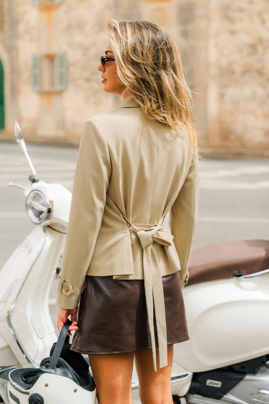 Khakifarbener Trenchcoat mit doppelreihiger Front