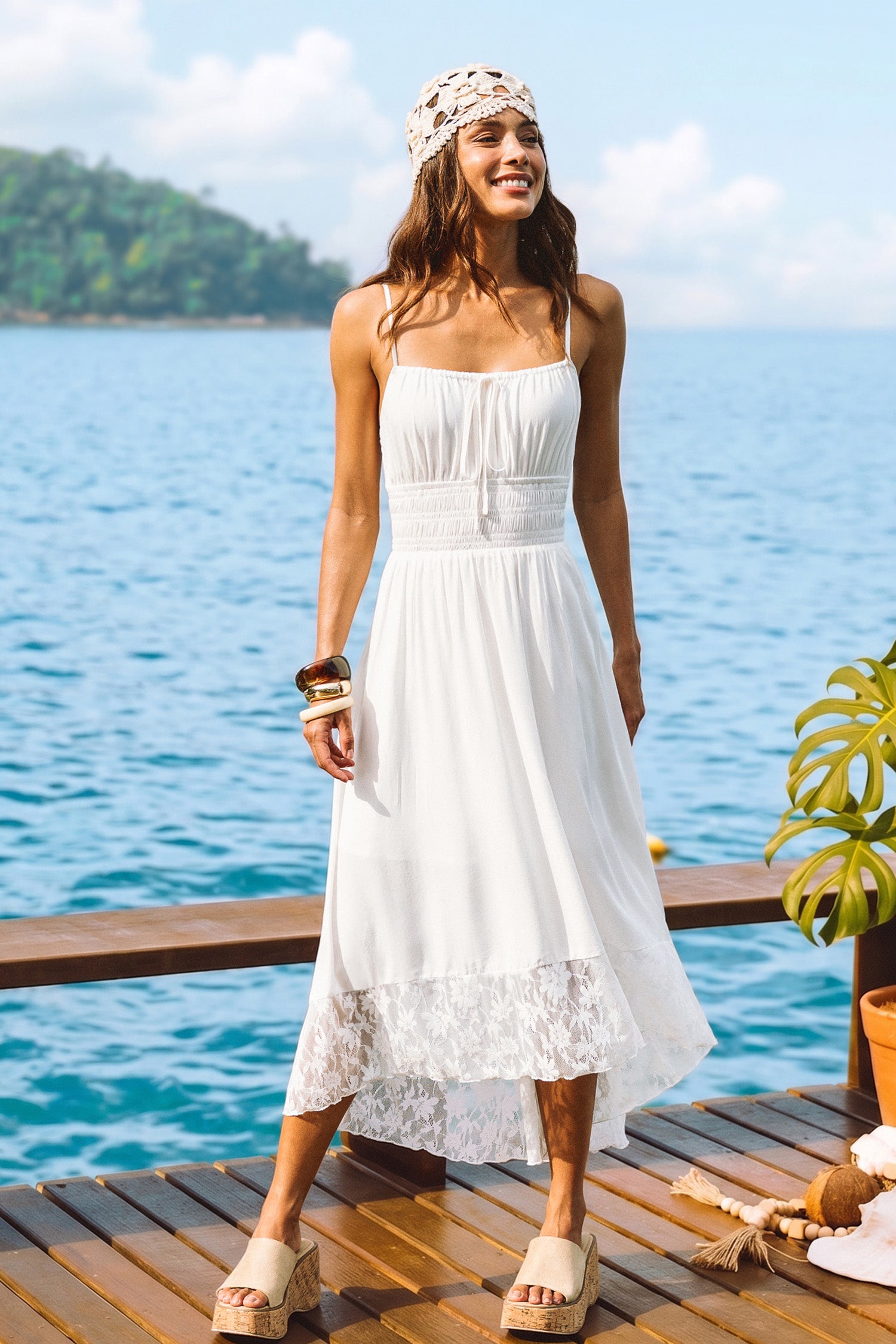 Weißes tailliertes Maxi-Strandkleid mit Spitzen-Saum