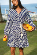 Langarm Minikleid mit Taillenband und geometrischem Muster