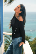 Schwarzes Langarmshirt mit asymmetrischem Ausschnitt