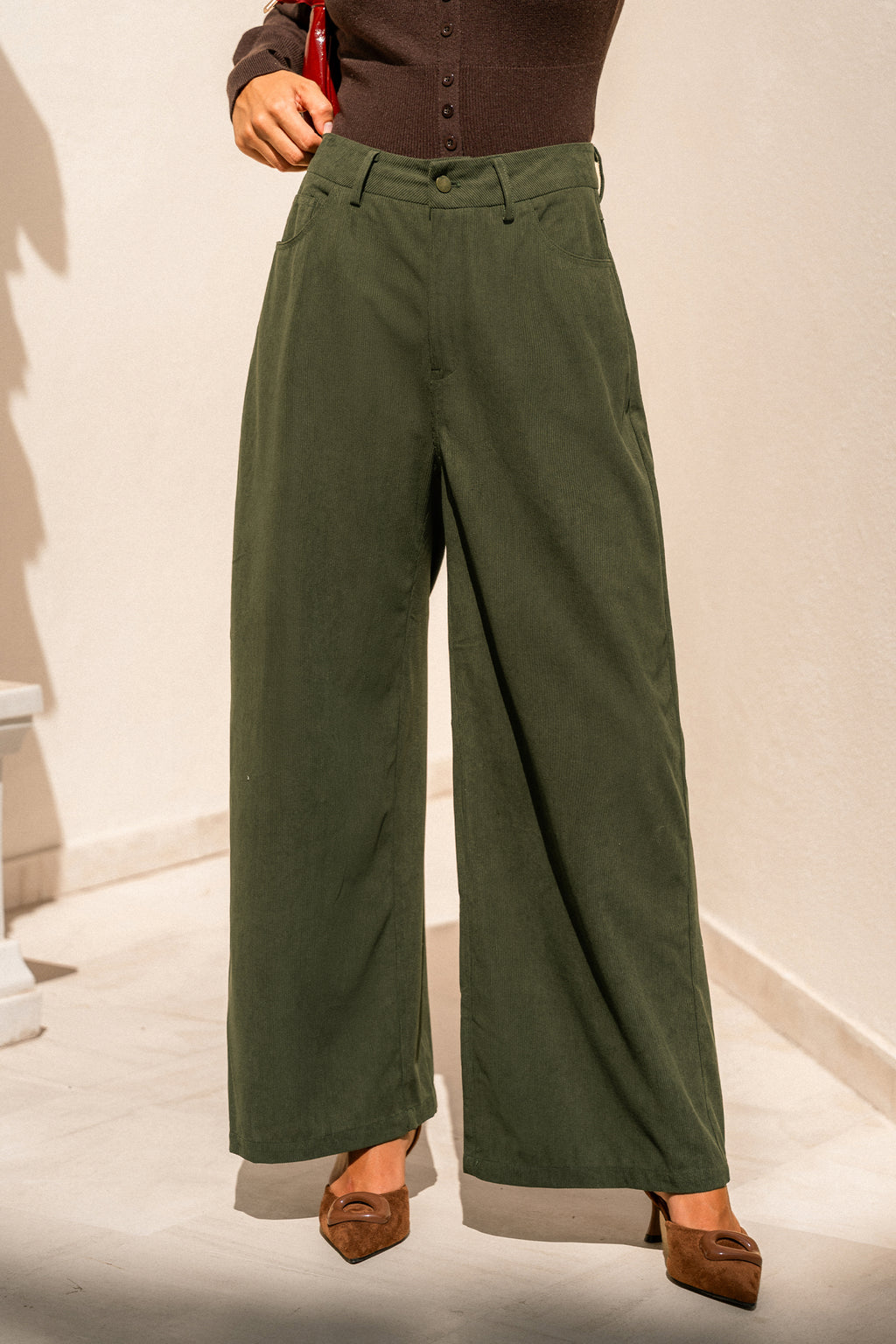 Grüne gerade Hose mit Gürtelschlaufen