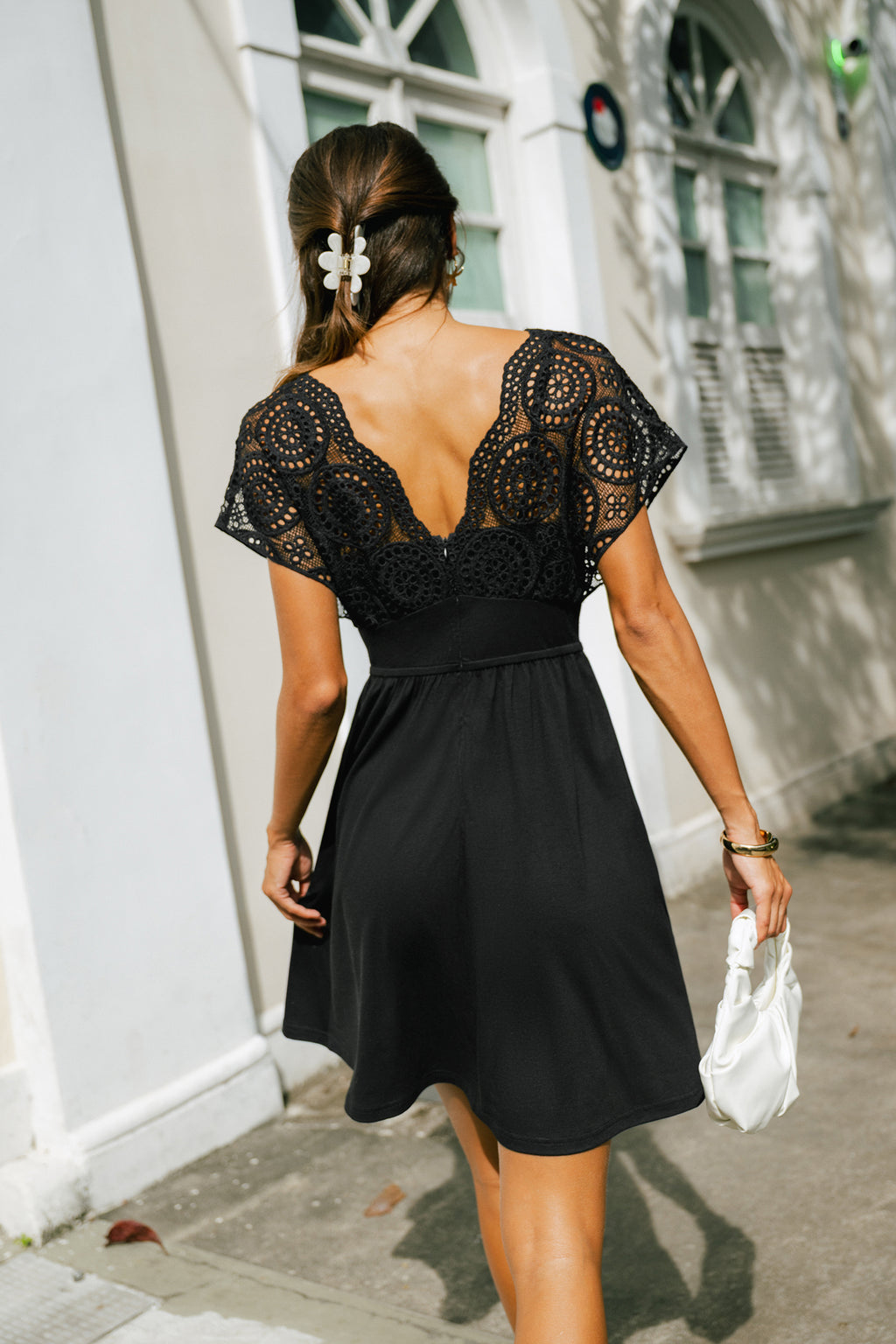 Schwarzes Minikleid mit V-Ausschnitt und Spitzenbesatz