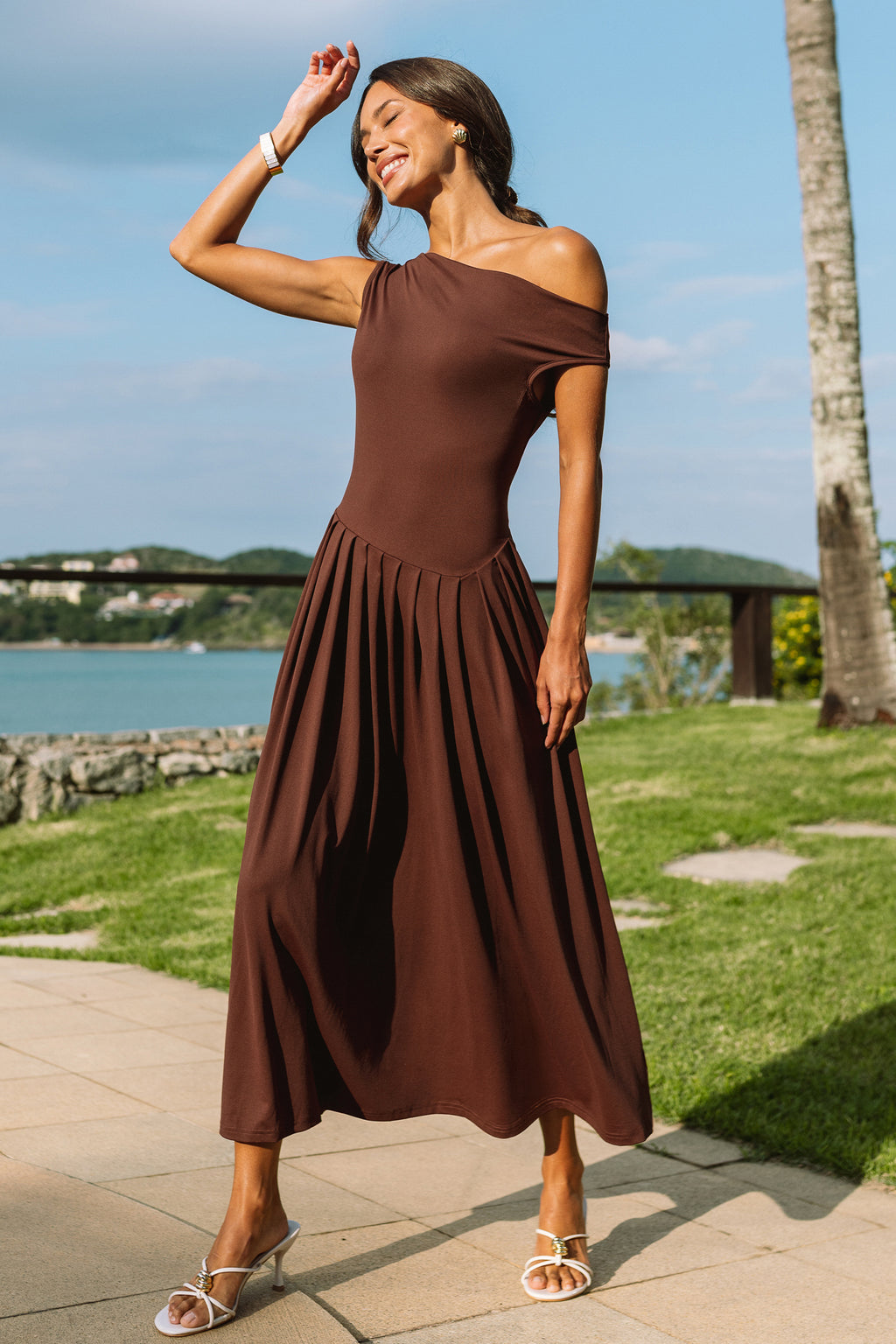 Braunes festliches Maxikleid mit asymmetrischem Ausschnitt