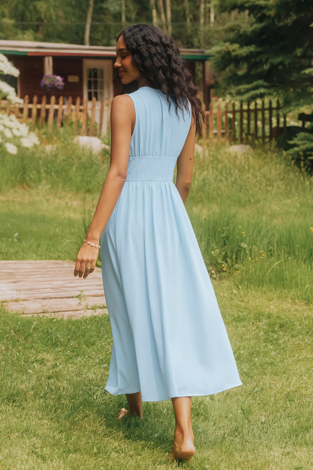 Blaues Maxi-Abendkleid mit tiefem Ausschnitt