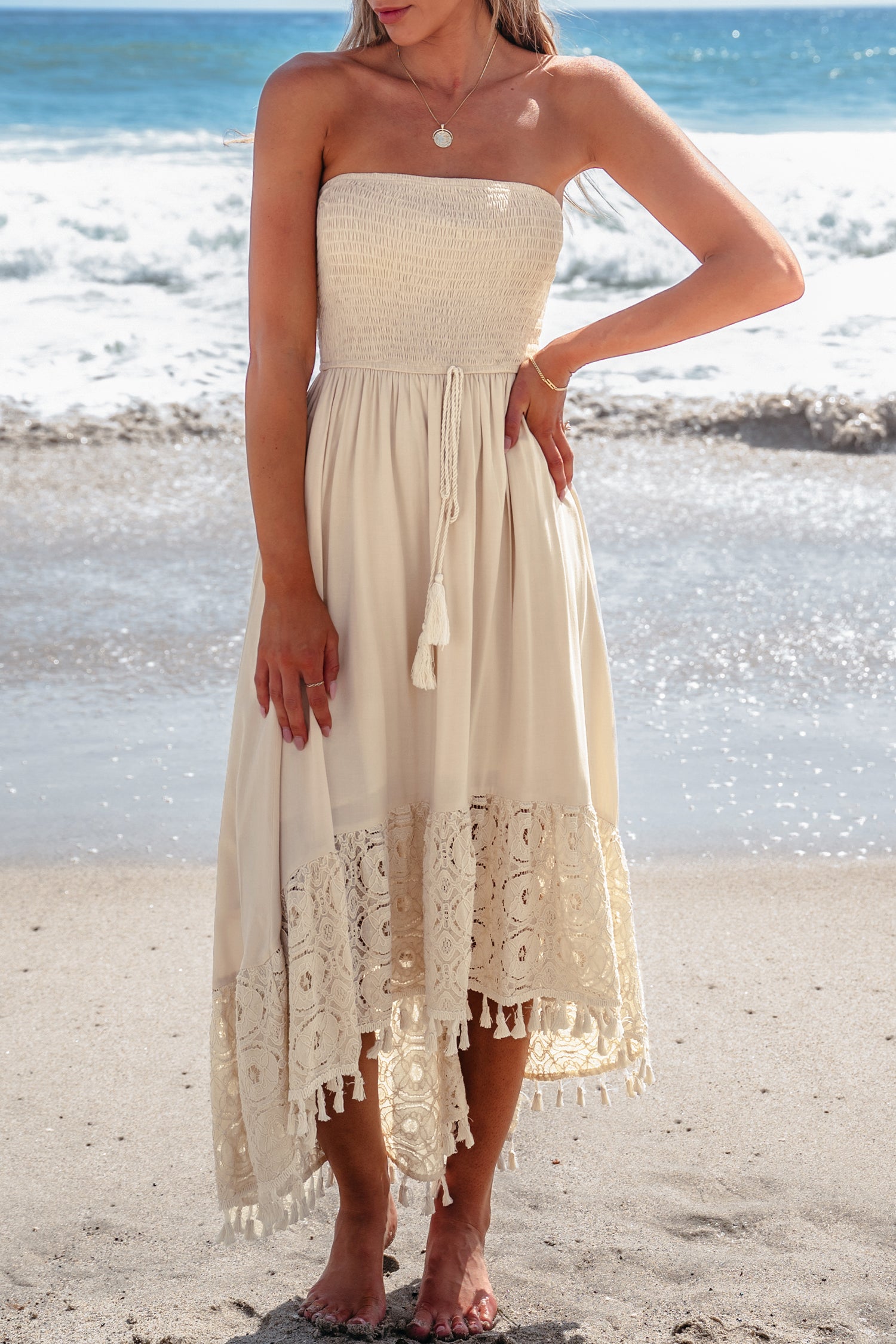 Sandfarbenes Schlauchkleid mit Quastenbesatz