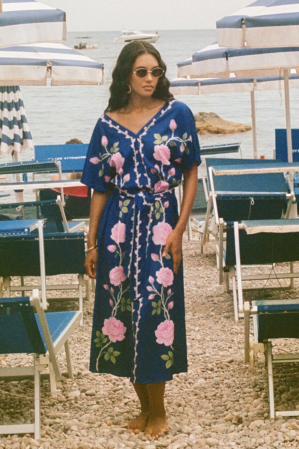 Blau geblümtes Maxikleid mit V-Ausschnitt