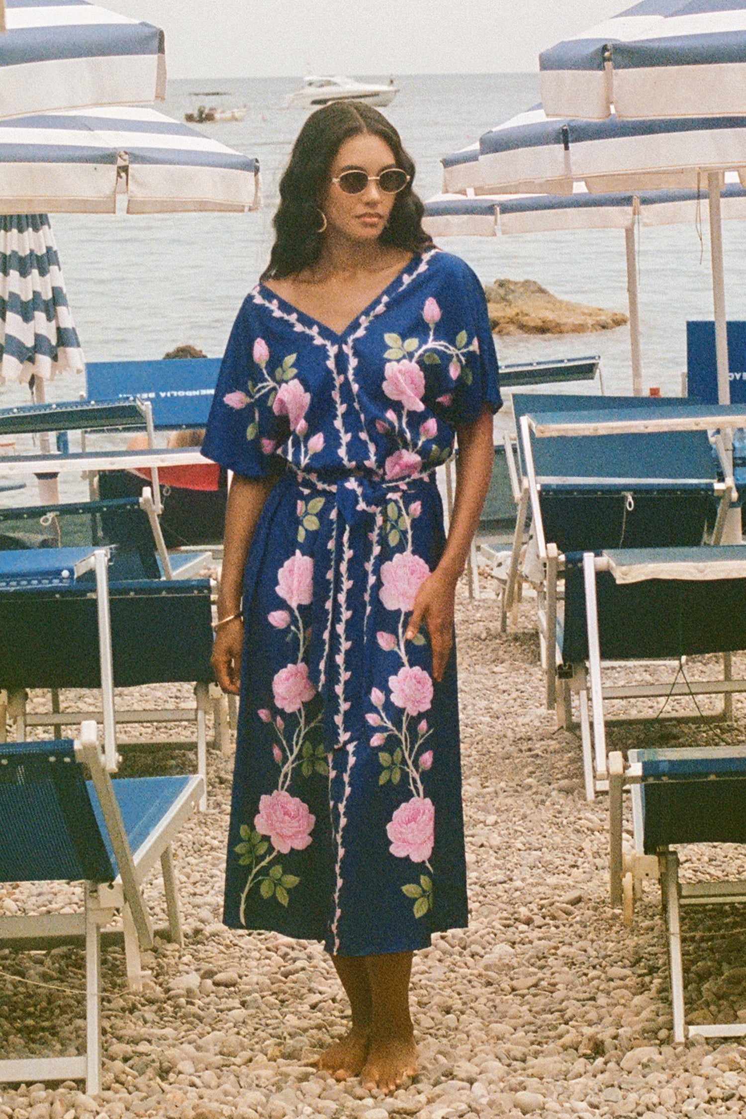 Blau geblümtes Maxikleid mit V-Ausschnitt
