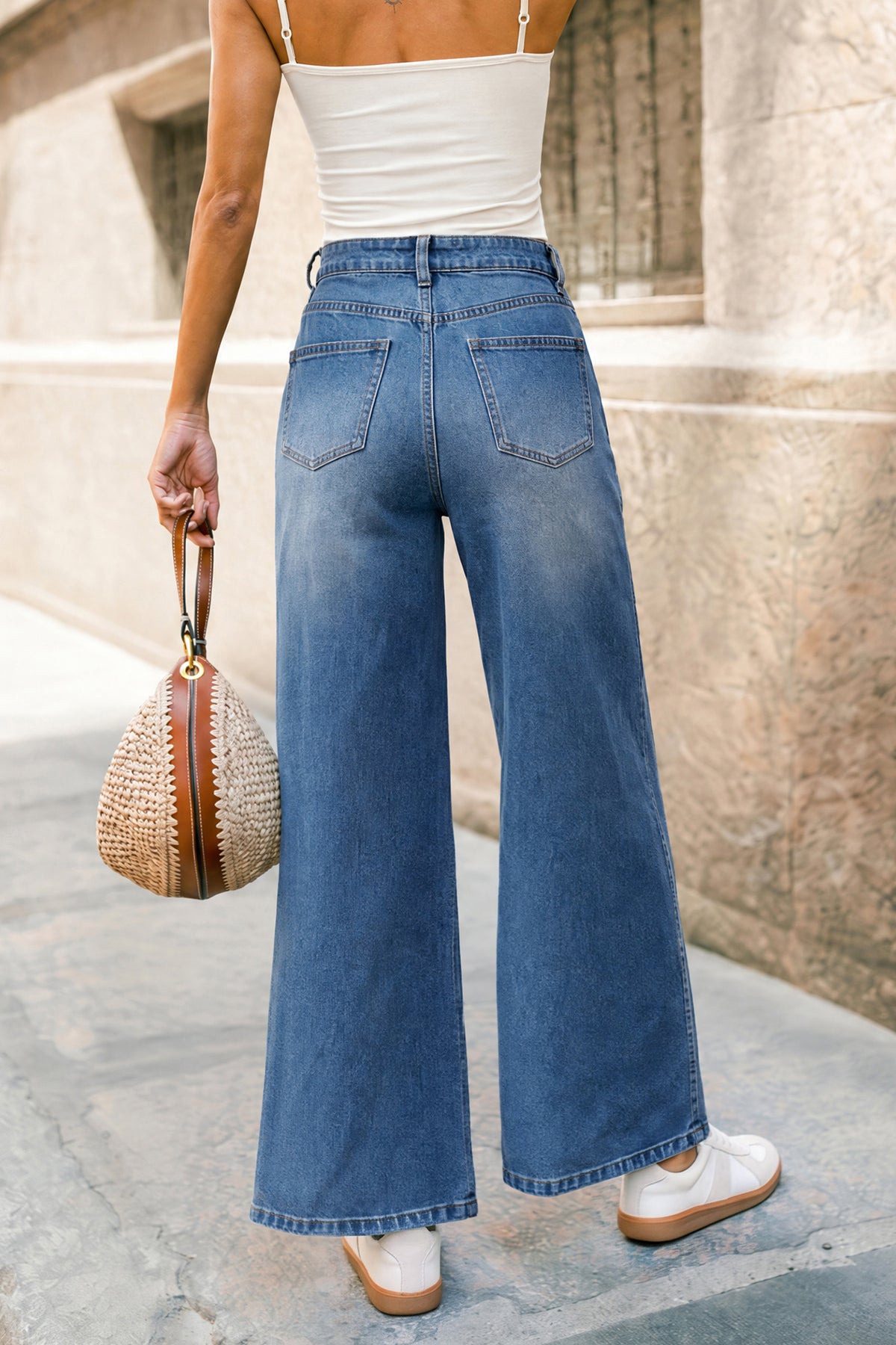 Blaue Jeanshose mit aufgesetzten Taschen